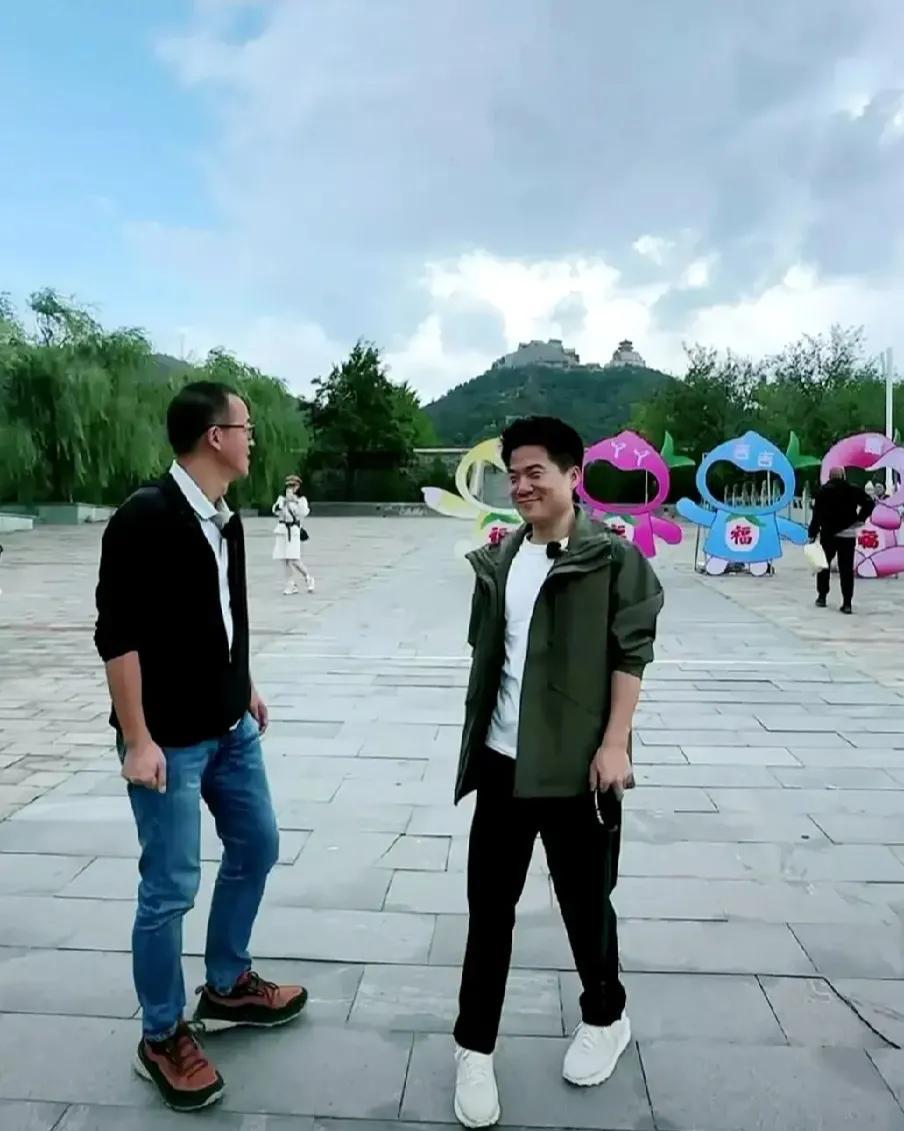 黎明助手：董宇辉直播讲书引发的文化风潮与李国庆的困惑