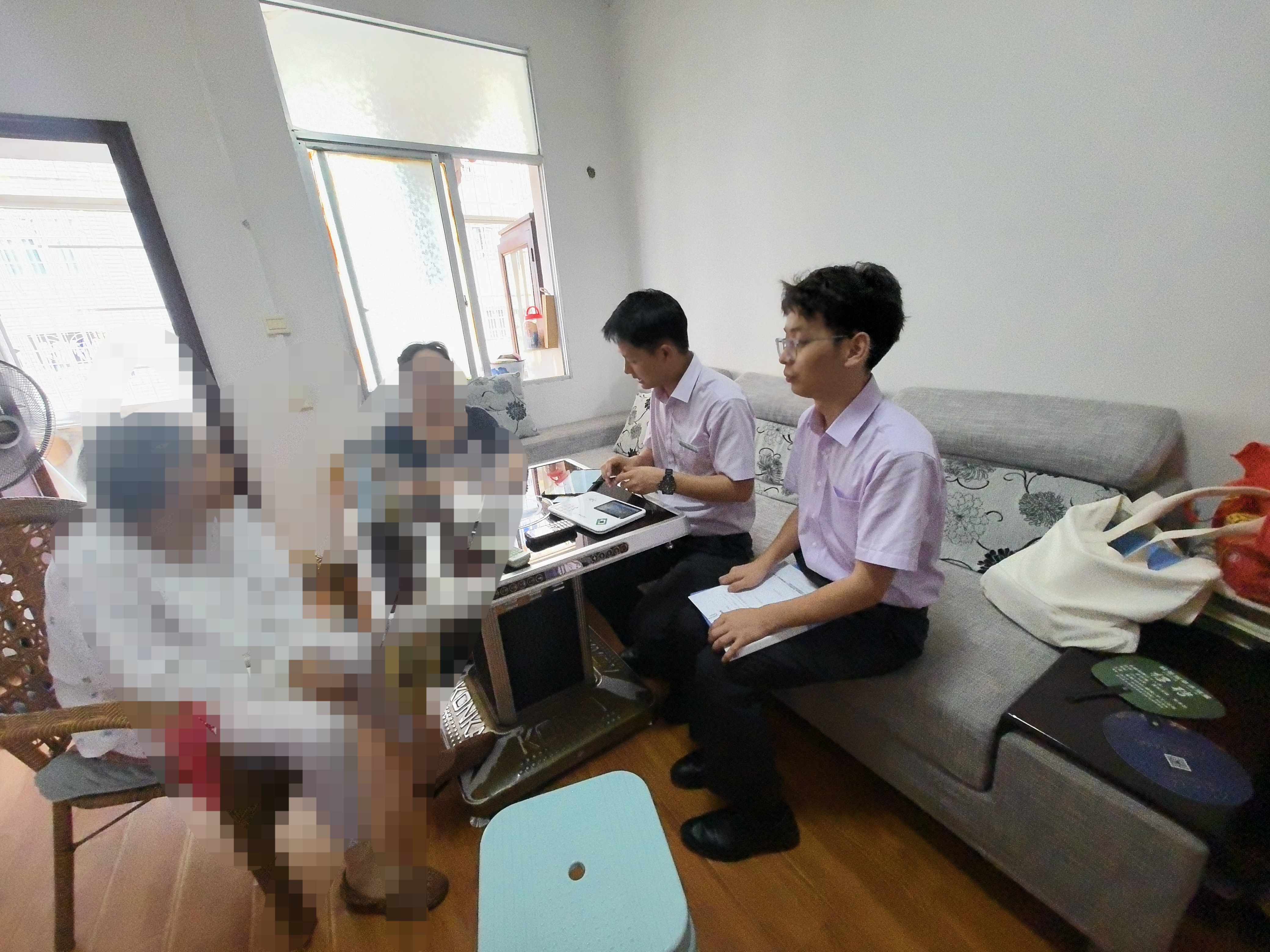 领航助手：农行黔南分行为老年客户提供上门服务，温暖人心彰显责任担当