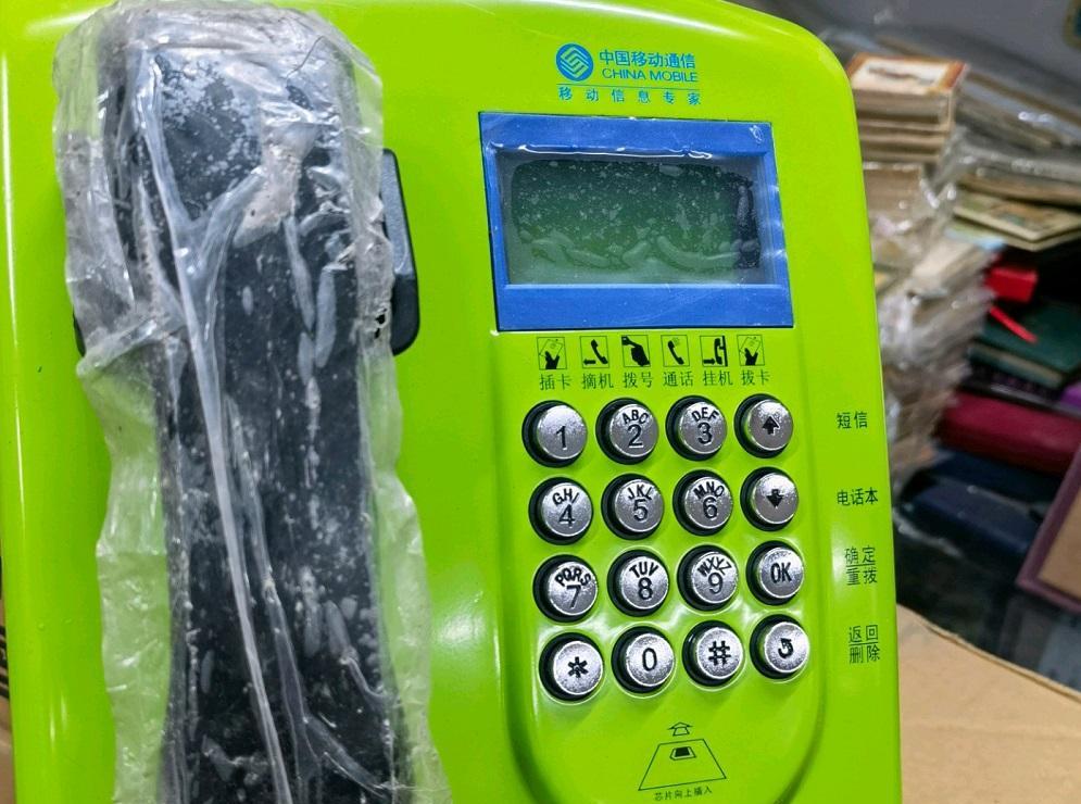 多多助手：中国手机覆盖率高于96%，为何发达国家仍依赖固定电话？探讨背后原因与习惯差异。