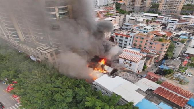 Z助手：卤料店厨房失控引发大火，连烧五家餐饮店损失惨重！