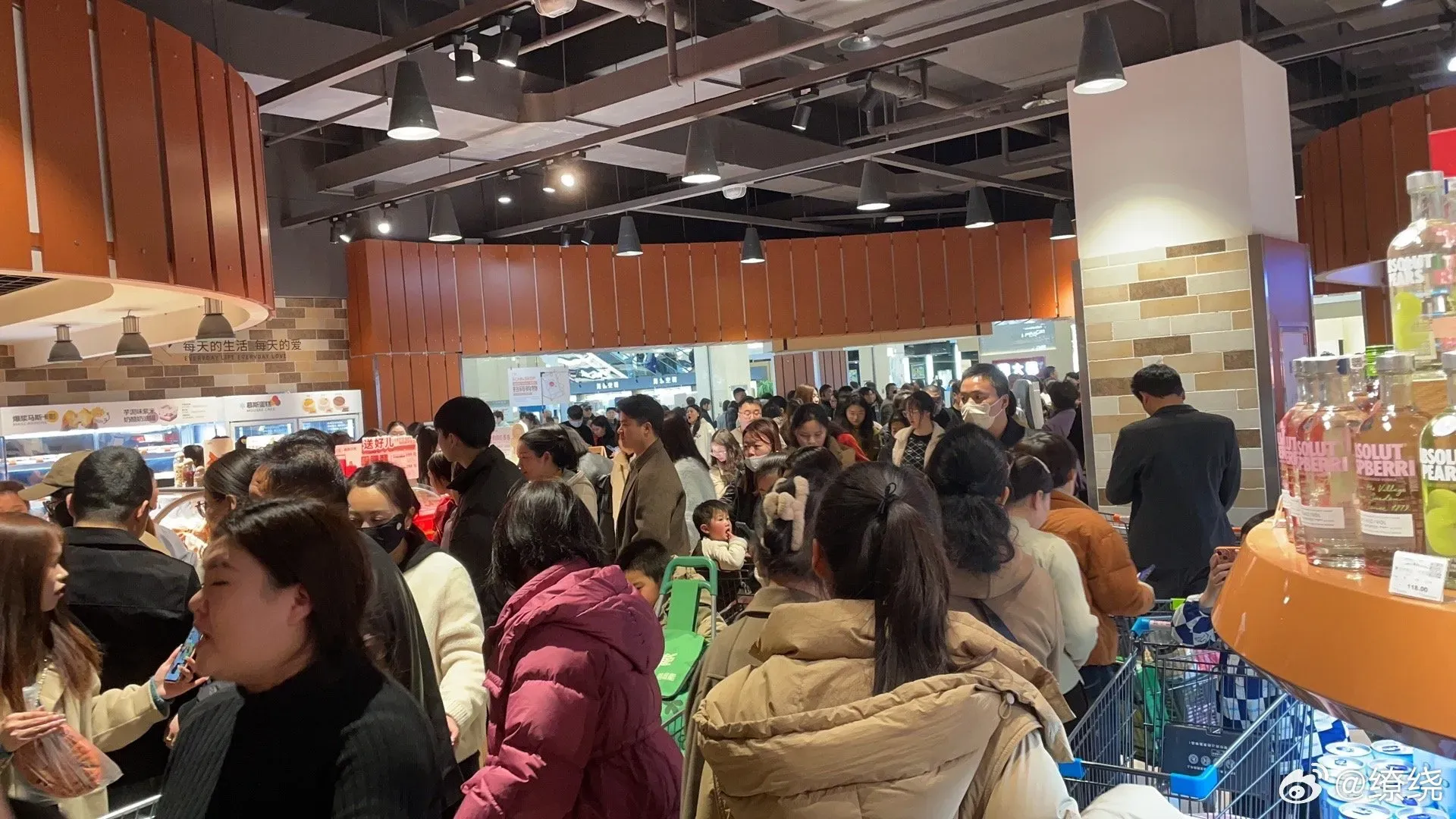 依云助手：胖东来超市春节后人潮汹涌，网友称其为“许昌5A景区”的背后原因解析