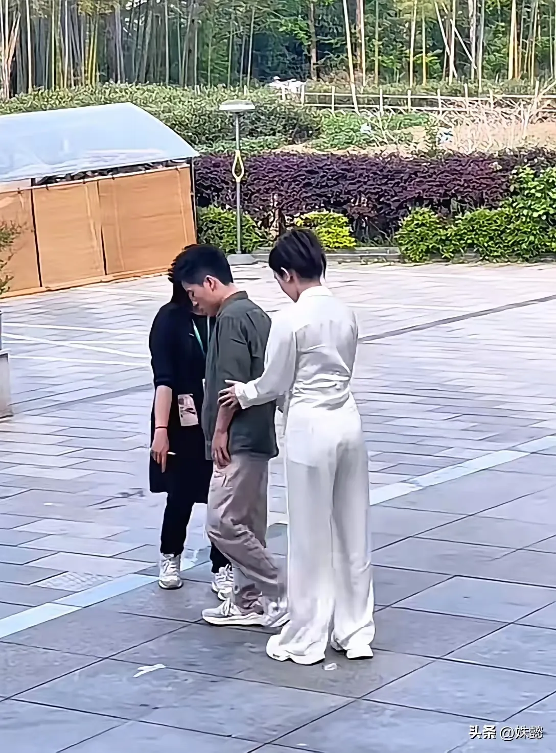 51助手：央视龙洋对董宇辉的温暖关怀，职场中的传承与支持
