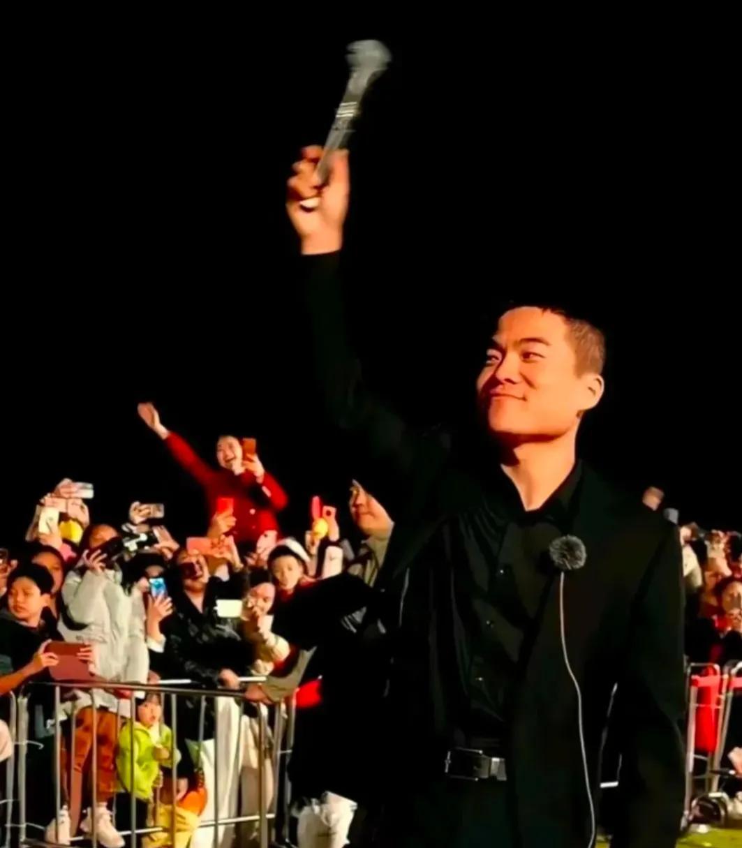 小U助手：董宇辉与俞敏洪，普通人的人生选择与坚持信念的力量
