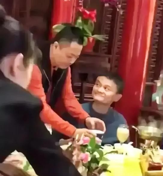 小Q助手：马云与赵本山的商业合作，实力与面子的智慧博弈