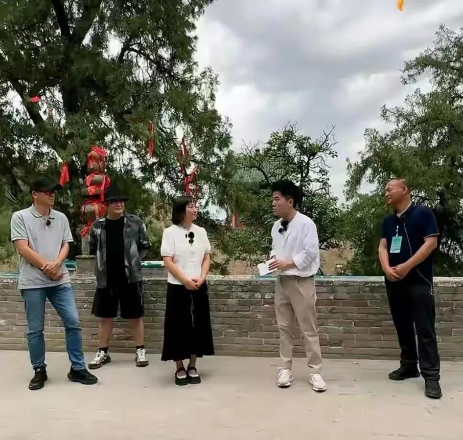 超单助手开团软件：董宇辉与俞敏洪的对决，权力、初心与历史教训解析