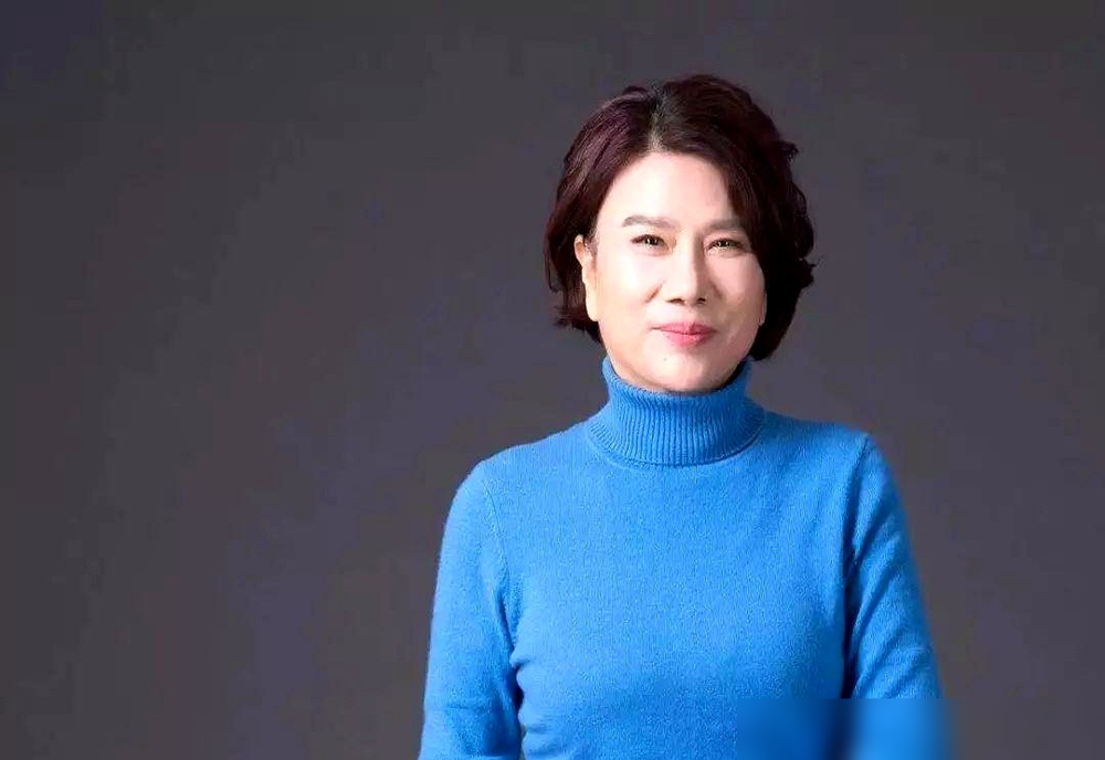 小评助手：董明珠，从单亲妈妈到商业女强人的追债传奇与格力精神