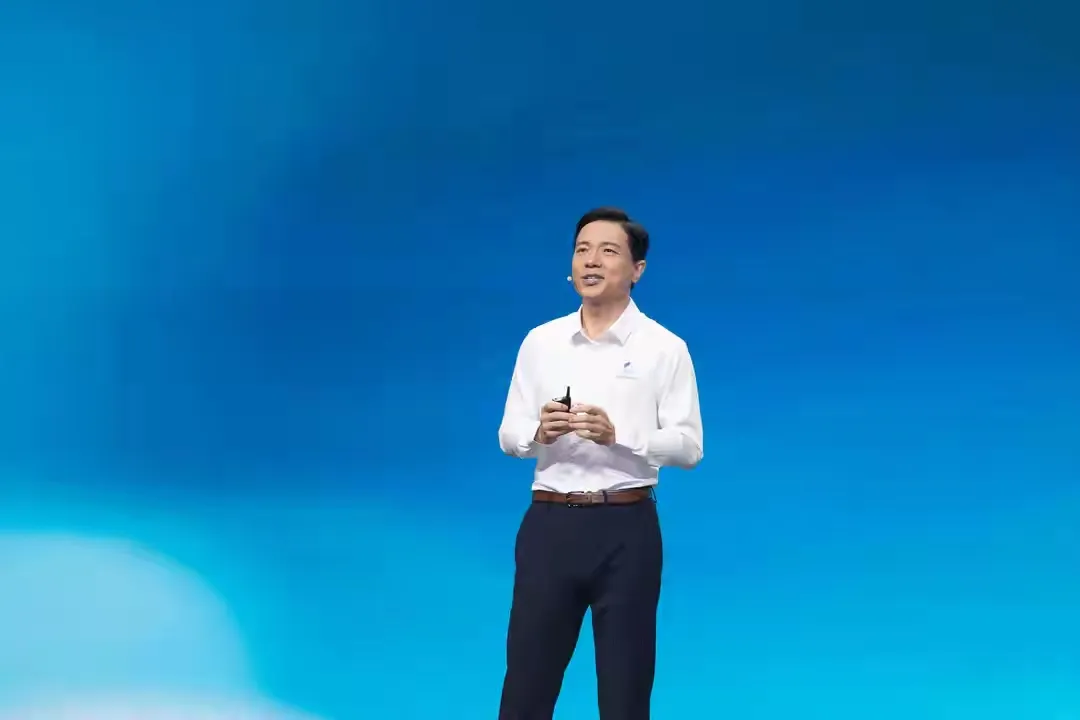 拼多多动销出评：百度AI与DeepSeek的较量，李彦宏为何对开源大模型心存不满？