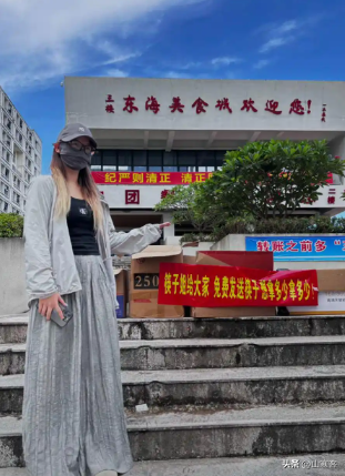 易单助手下载：厦门女生因拿筷子被指盗窃，网购万双反击引热议