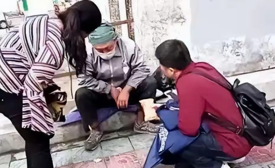 狗宝助手教程：童星成名后命运悲剧，父母去世致精神崩溃，现流落街头靠捡为生