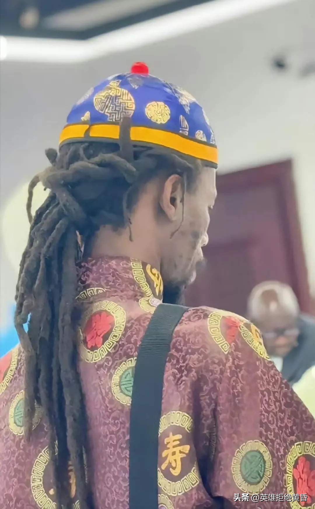 琦玉助手官网入口：舆论风暴中的文化误解，小店主的诚信与流量游戏的真相揭秘