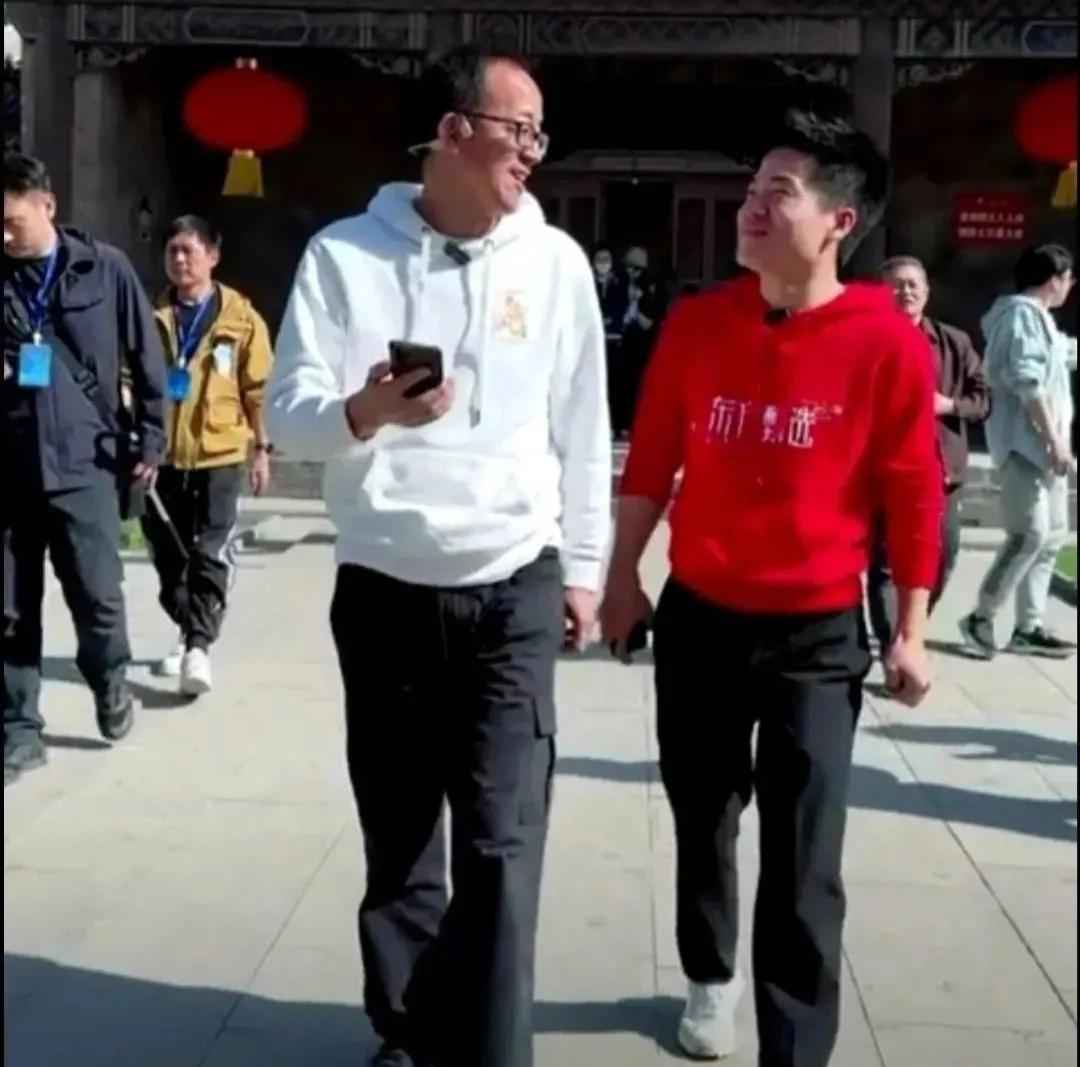 觉醒助手：董宇辉与易中天的对话，历史名将启示人生哲理