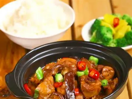 权重大师邀请码：杨铭宇黄焖鸡米饭频现食品安全问题，品牌信任度急剧下滑的深层分析