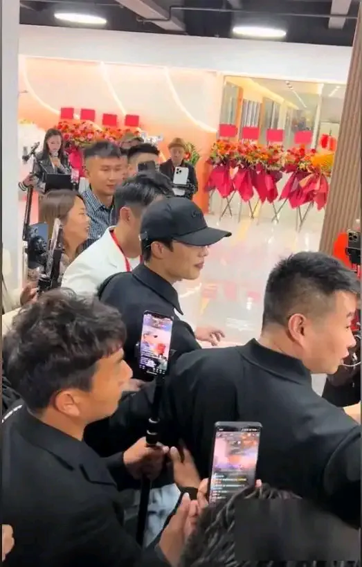 多多留评官网：郭有才的爆红背后，资本操控与年轻人价值观迷失
