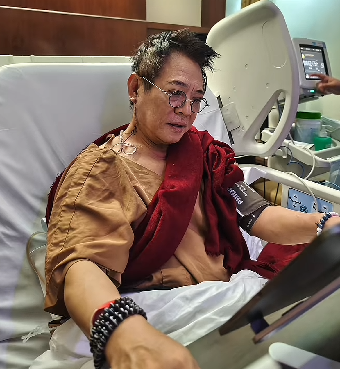 小新助手：赵长军与李连杰，健康与成就的逆转人生