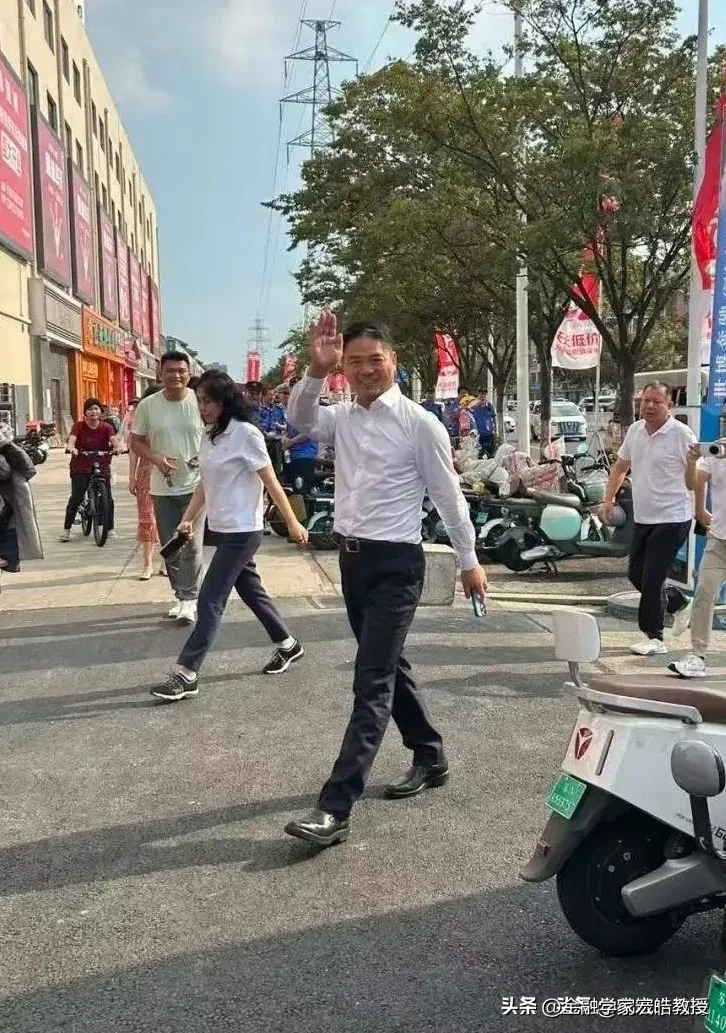 小Q助手：刘强东为何总是拿着手机？揭示亲民形象与节俭本质