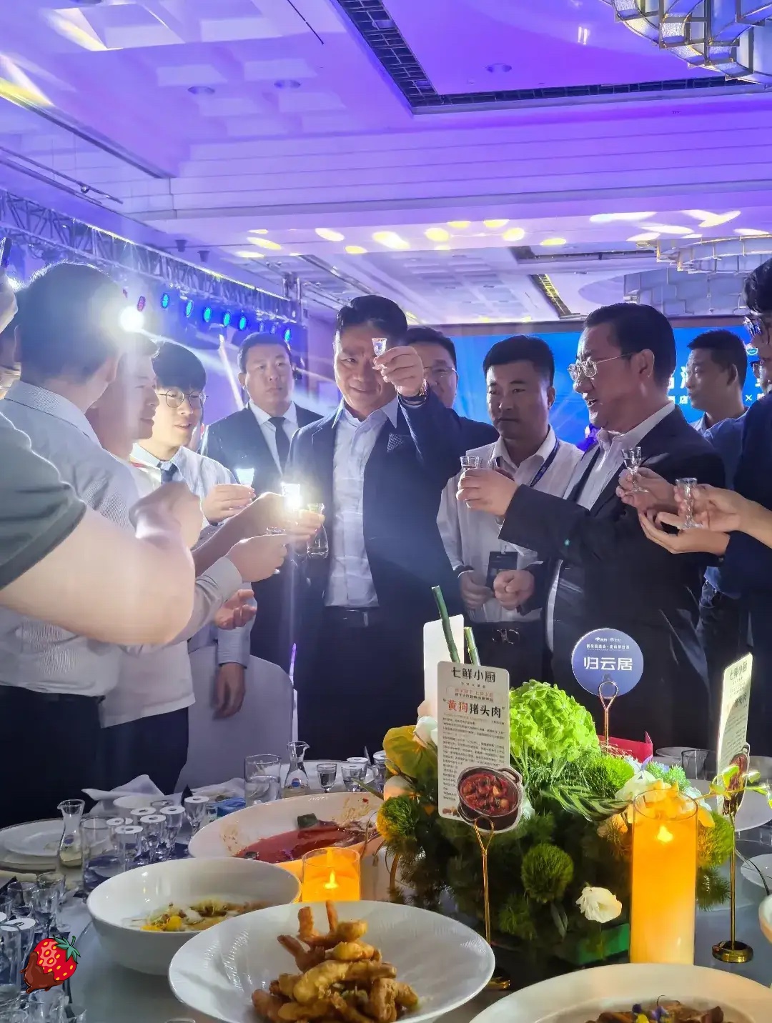 权重大师官网入口：刘强东酒会上展现豪爽真诚，感动老用户的敬业精神
