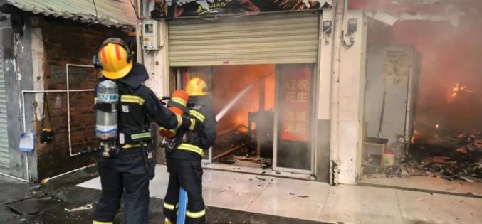 Z助手：卤料店厨房失控引发大火，连烧五家餐饮店损失惨重！