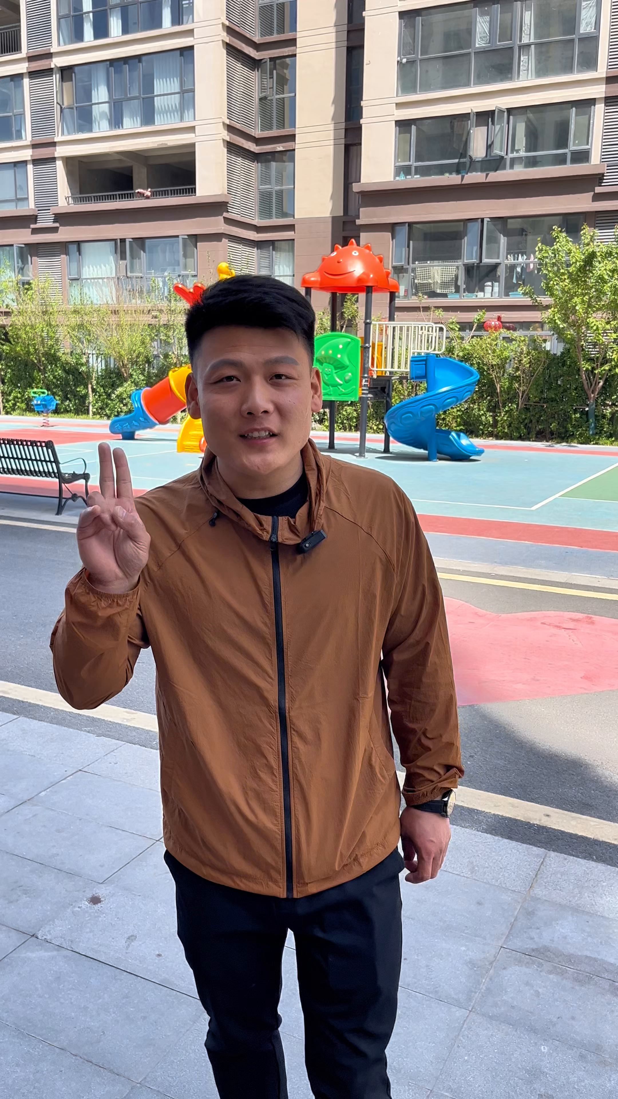 多多出评软件软件：突击检查贴砖工地，揭秘瓷砖铺贴的标准与细节