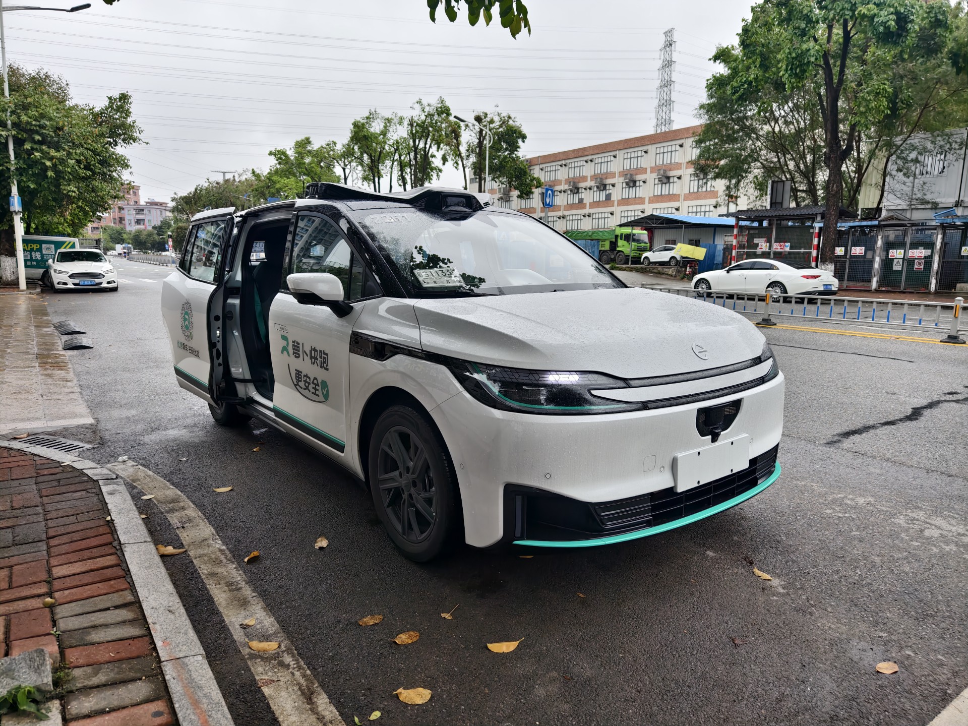团粉助手软件下载：马斯克与萝卜快跑无人驾驶技术对比，路线、商业化与安全性的深度分析