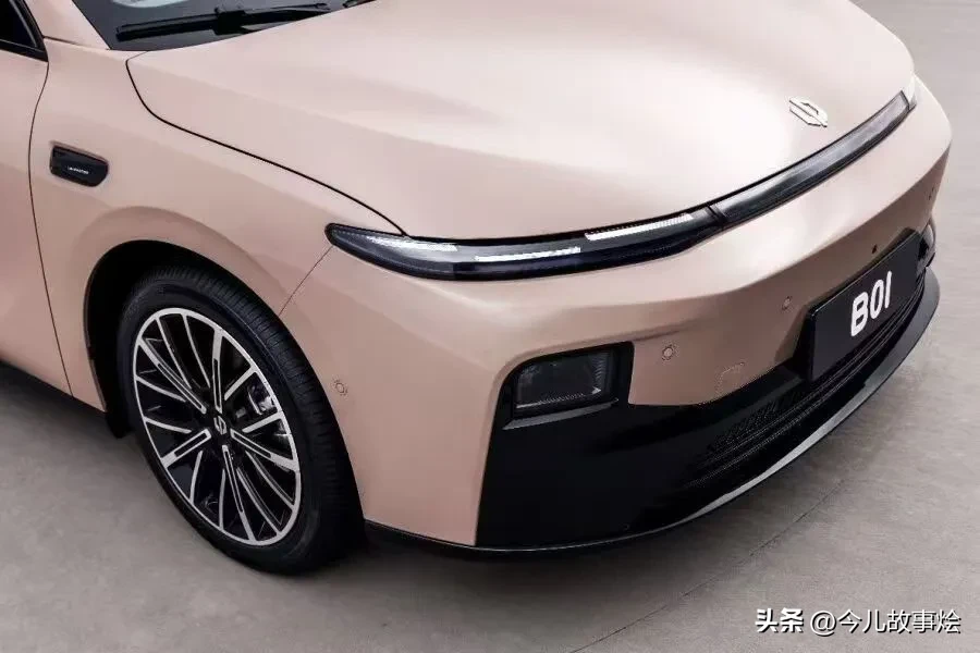 云赞助手：零跑B01，颜值与性能兼具的新势力电动车，全球舞台崭露头角