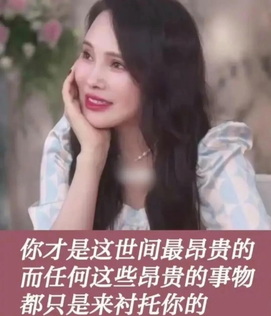 小评评助手卡密：伊能静与李佳琦直播风格大不同，情商高的回应引发热议