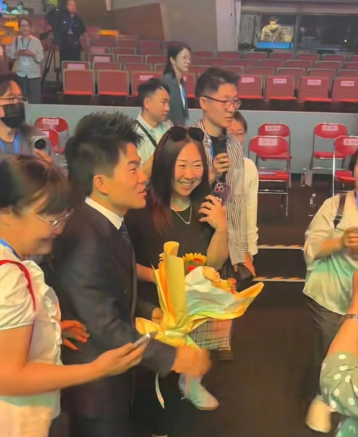 无名助手：董宇辉转型成功，跨界主持大赛引发热议！