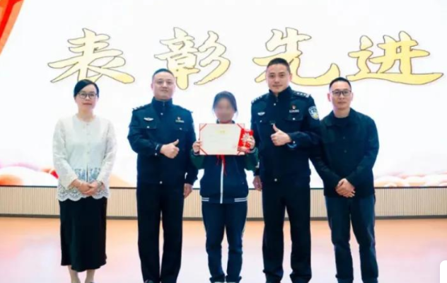 东风助手：14岁女孩拆快递意外发现8万现金，勇敢报警揭露诈骗真相