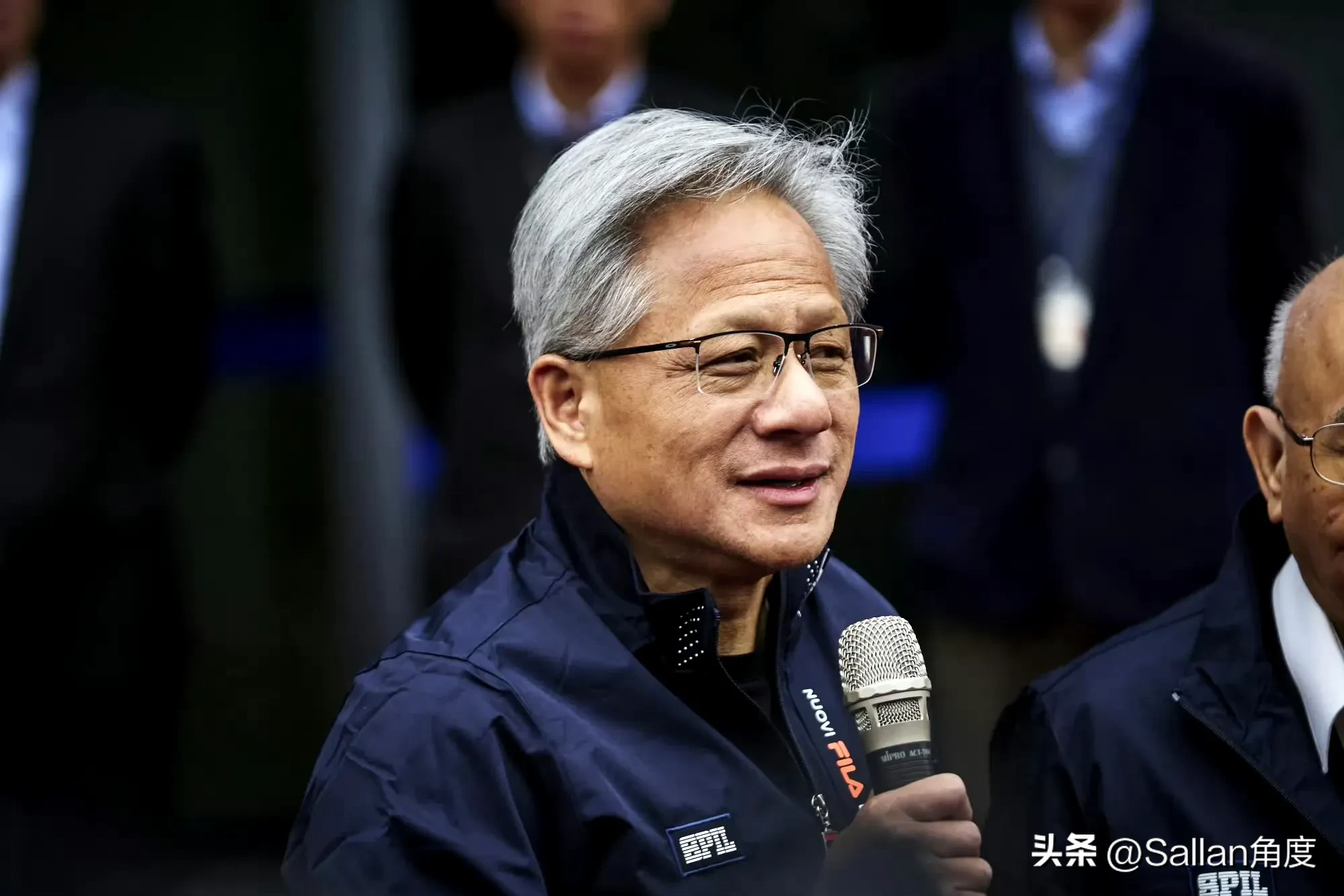 乐拼助手：黄仁勋亚洲行程，应对芯片出口管控的战略选择与市场重视