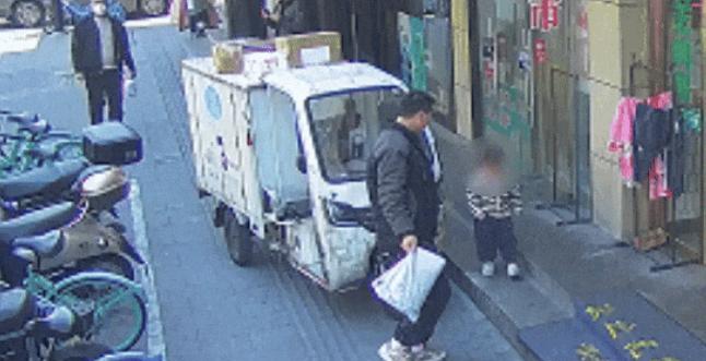51助手：快递小哥勇救迷路小孩，温暖瞬间感动无数人