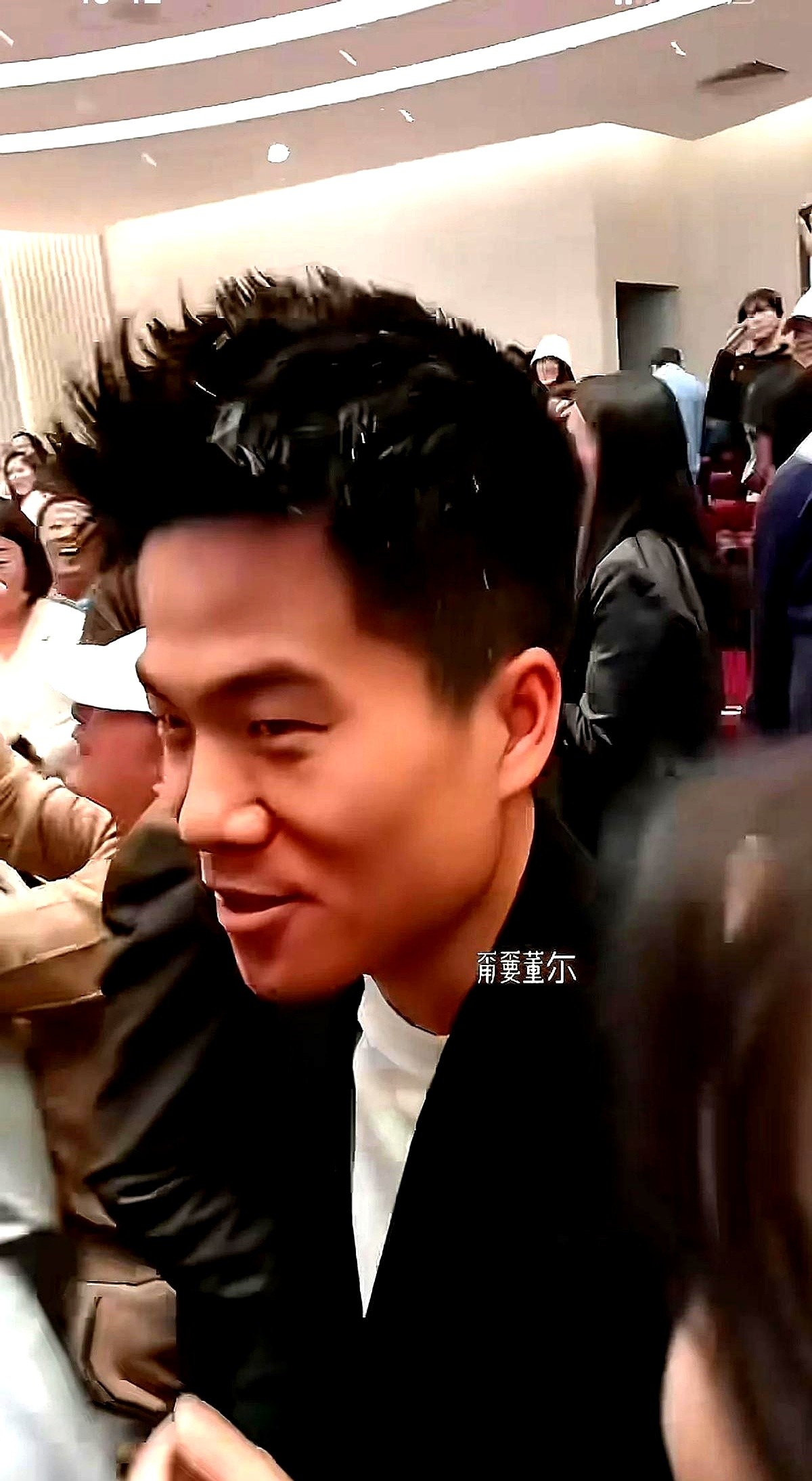 小评评助手使用方法：董宇辉清华活动离场引发追捧，网友评论笑翻全场！
