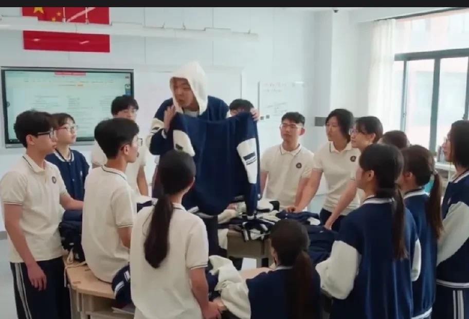 易评助手拼多多：15岁高中生助母逆袭百万亏损，家庭危机中的温情与商机