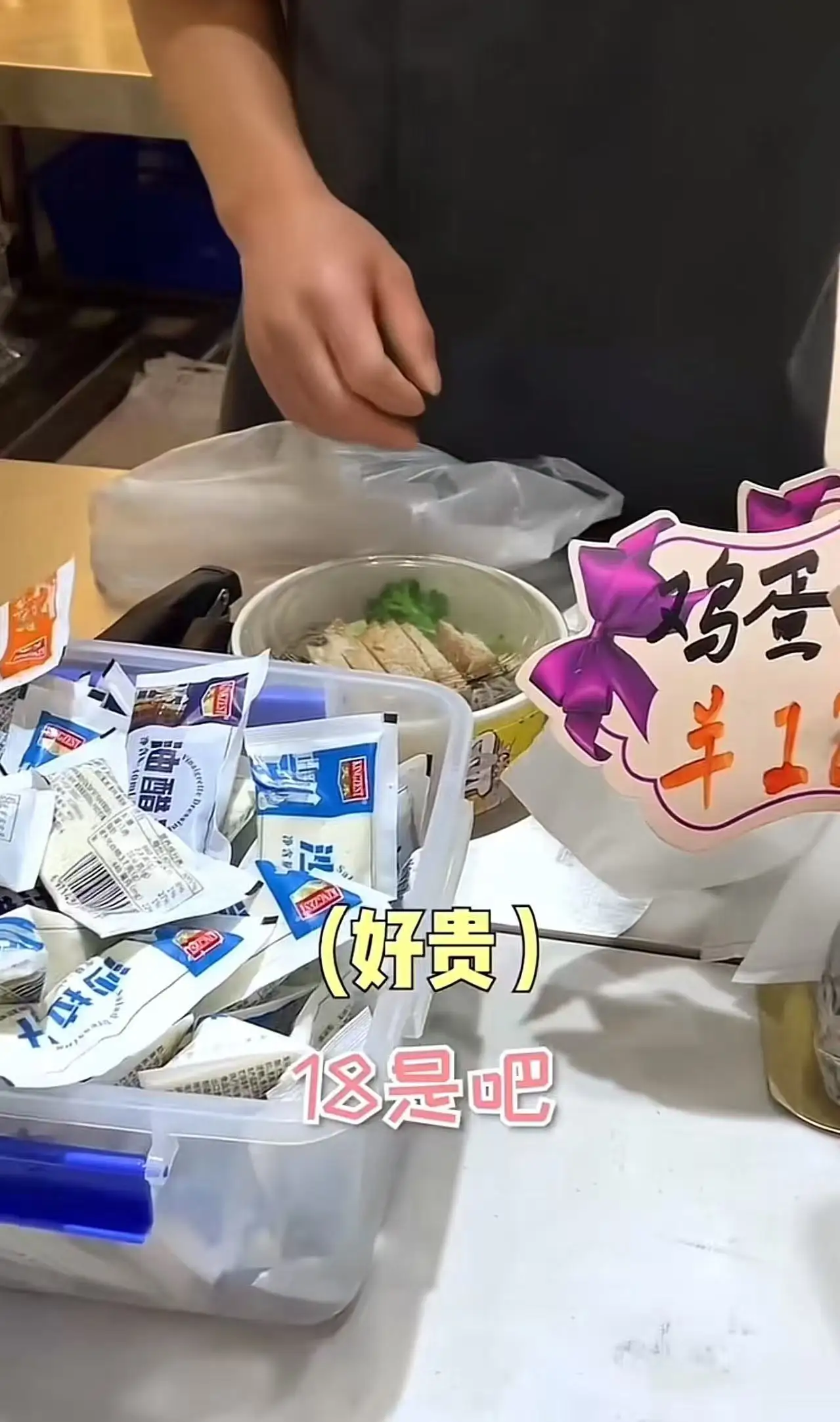多多自动批发：女大学生晒奢侈消费引争议，2000元生活费究竟够不够？