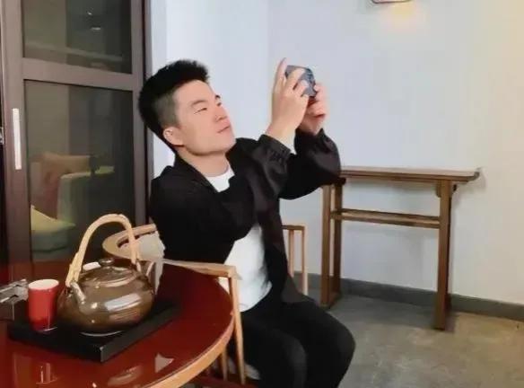 拼多多改销量：职场权力与人性斗争，俞敏洪、周鸿祎和董宇辉的深刻对话