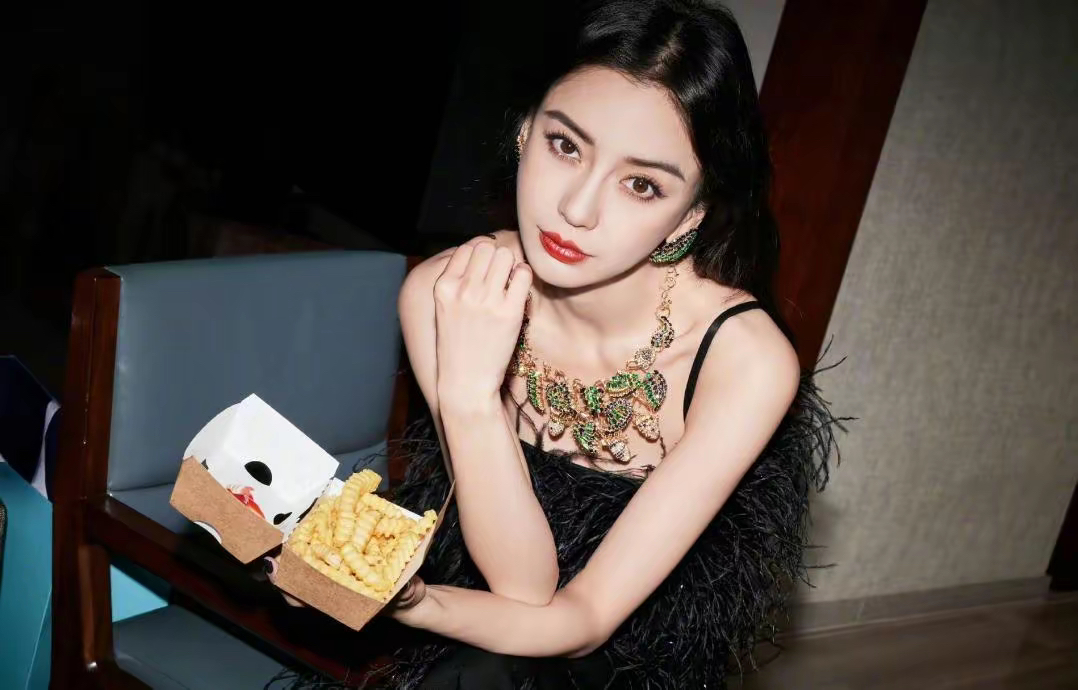 小Q助手：杨颖崩塌启示录，从顶流女星到内娱小丑的荒诞人生