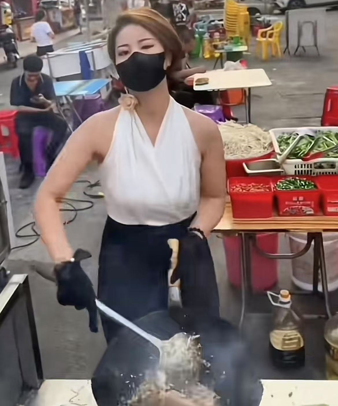 TK助手：东莞“炒粉姐”，28元一碗的坚守与温暖，网友称值280元也不贵