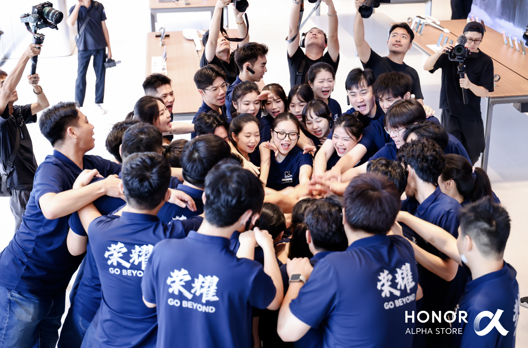 超评助手邀请码：荣耀阿尔法旗舰店揭幕，共创AI智慧生活新未来，李健展望全球化战略