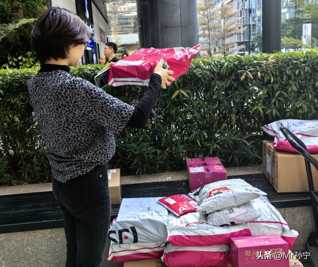 快火助手官网：国产品牌崛起！安踏营收超阿迪耐克，服装行业震动的背后分析
