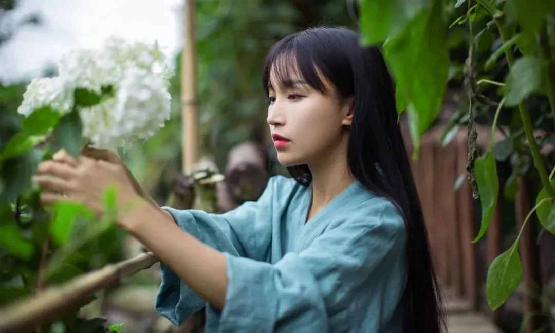 拼多多出评神器：李子柒重返网络，分享真诚祝福与音乐梦想，网友热议其归来之路