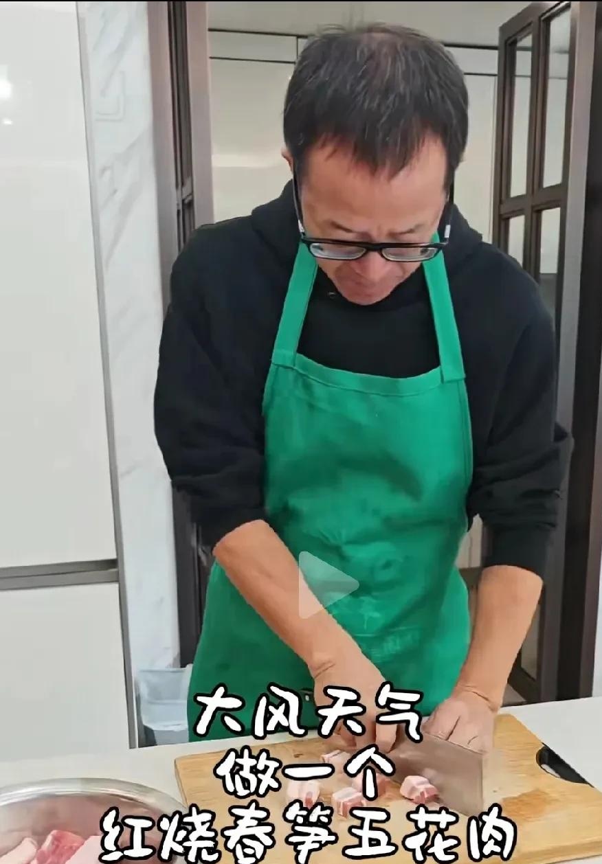 多成团助手：董宇辉海南直播揭秘，如何打破自营溢价，助农直销翻倍销量