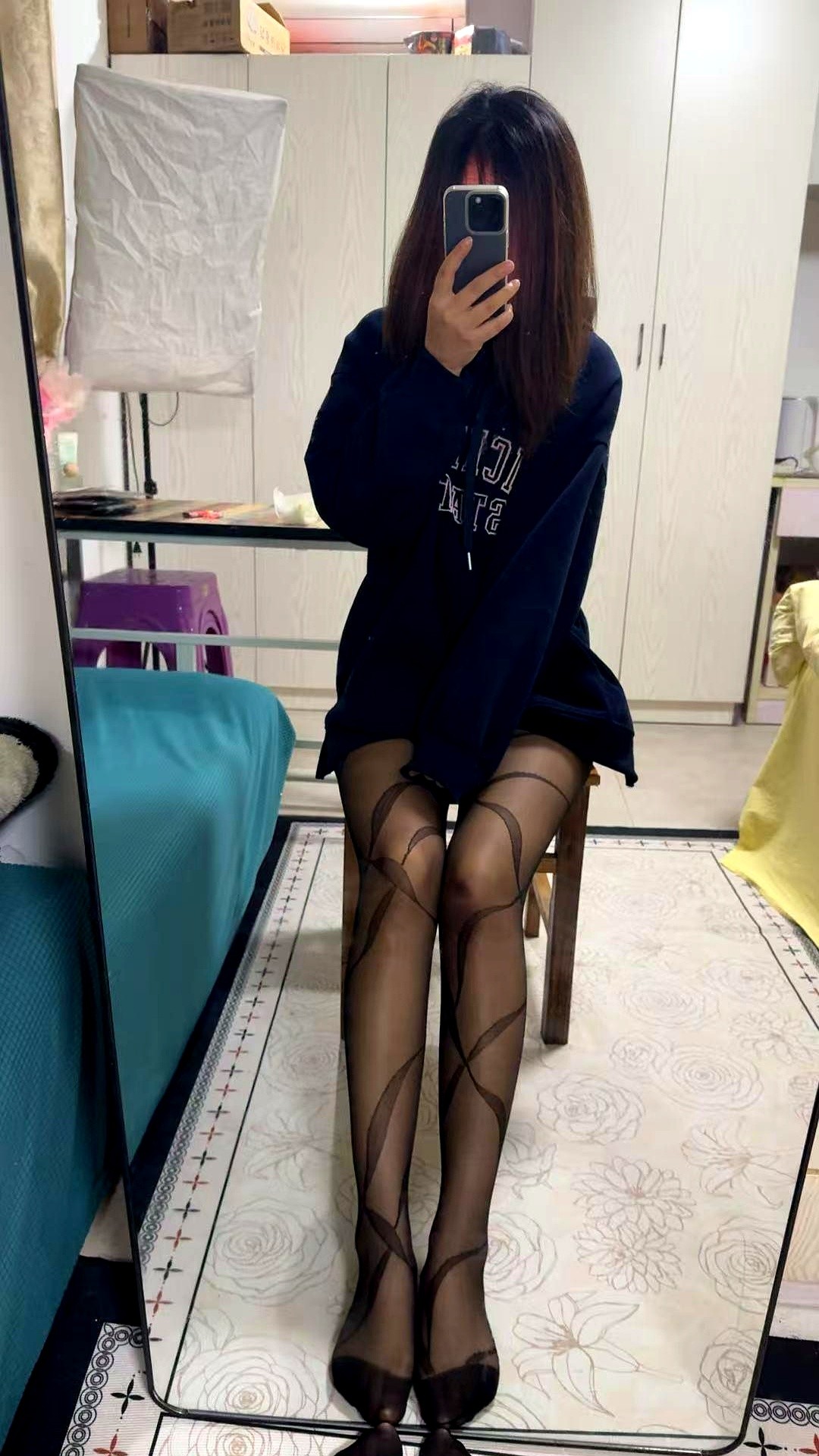 优选助手:年轻人的松弛感,如何用oversize卫衣和黑丝重新定义舒适时尚