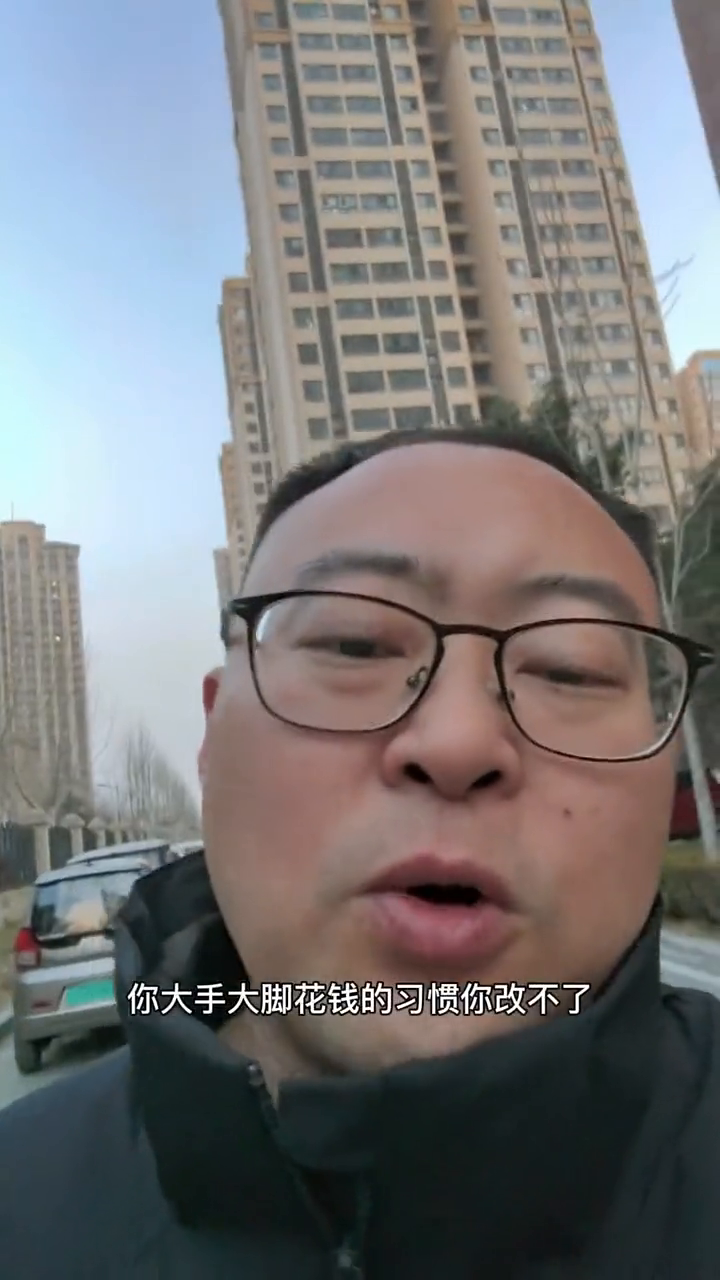 星评助手软件官网：理性消费与财富积累，年轻人如何避免过度负债的教训
