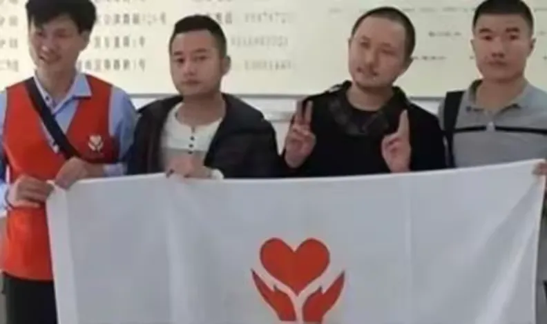 狗宝助手教程：童星成名后命运悲剧，父母去世致精神崩溃，现流落街头靠捡为生