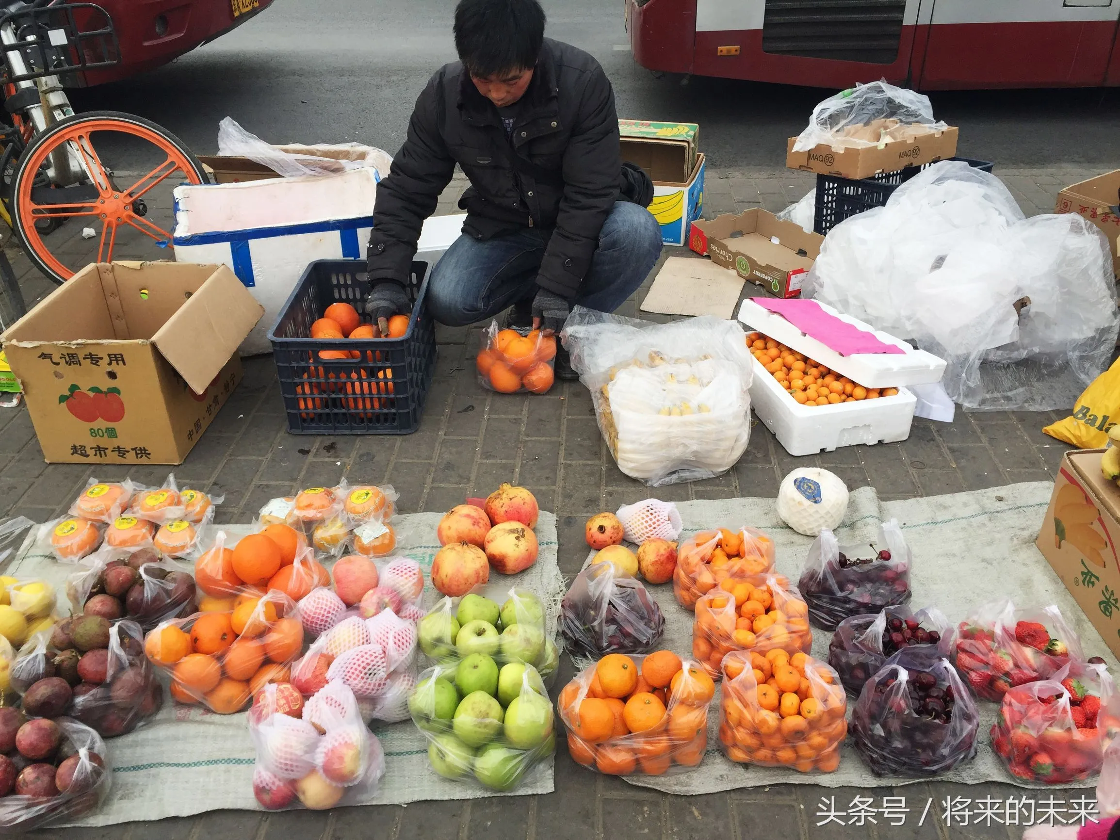 皮皮助手最新版本：小县城水果销售困境，地摊文化与经济压力的真实写照