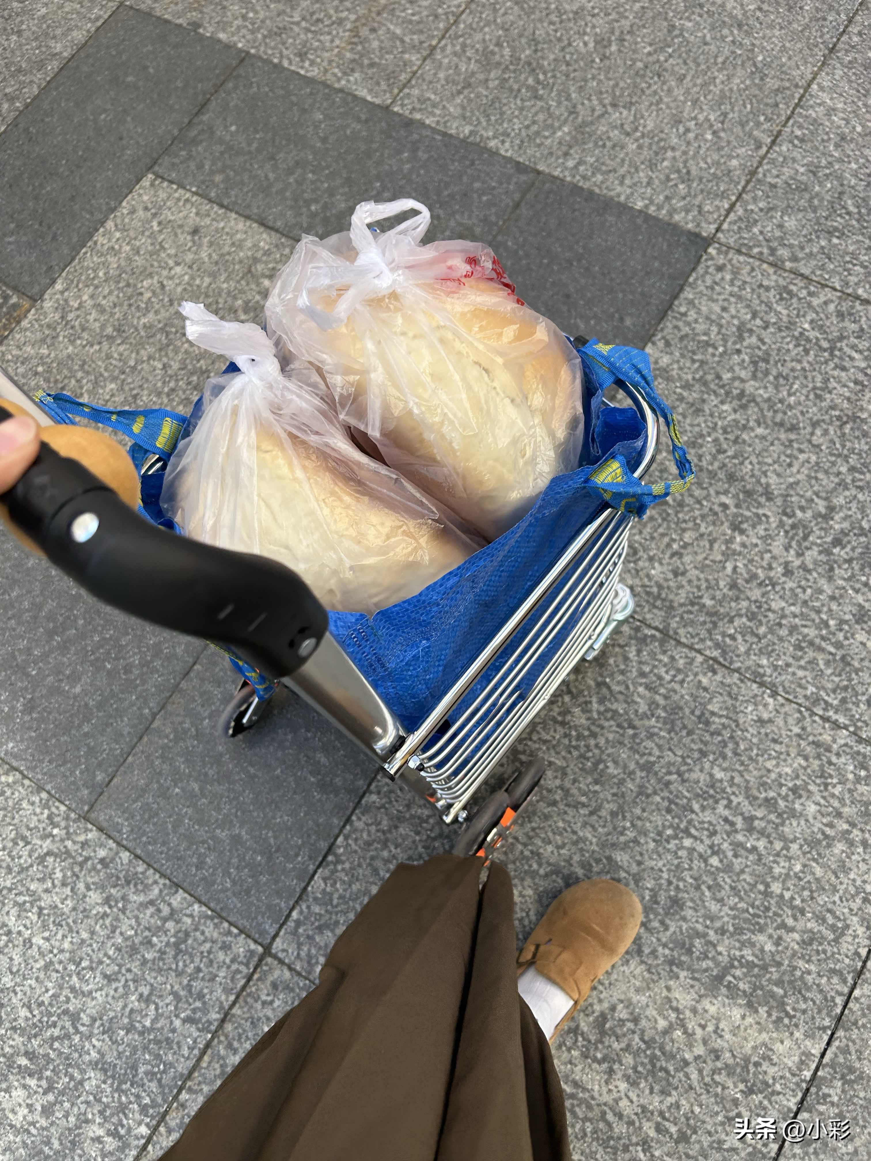 超评助手官网：哈尔滨中年妇女分享空运寄件与俄式面包的美味体验