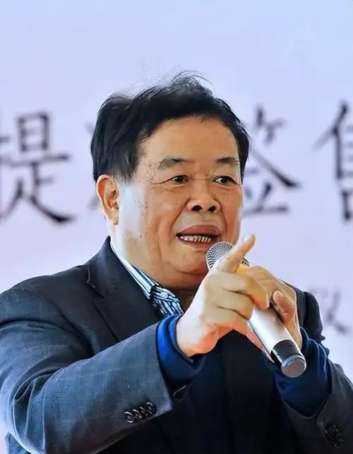 易评助手最新版本：曹德旺为何特别欣赏董明珠？探秘两位企业家的相似之处与精神追求