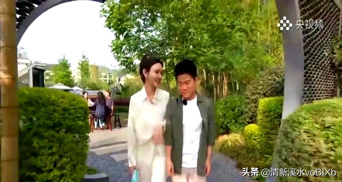 狗宝助手：社恐打工人，董宇辉龙洋同框引发的搞笑社交尴尬瞬间