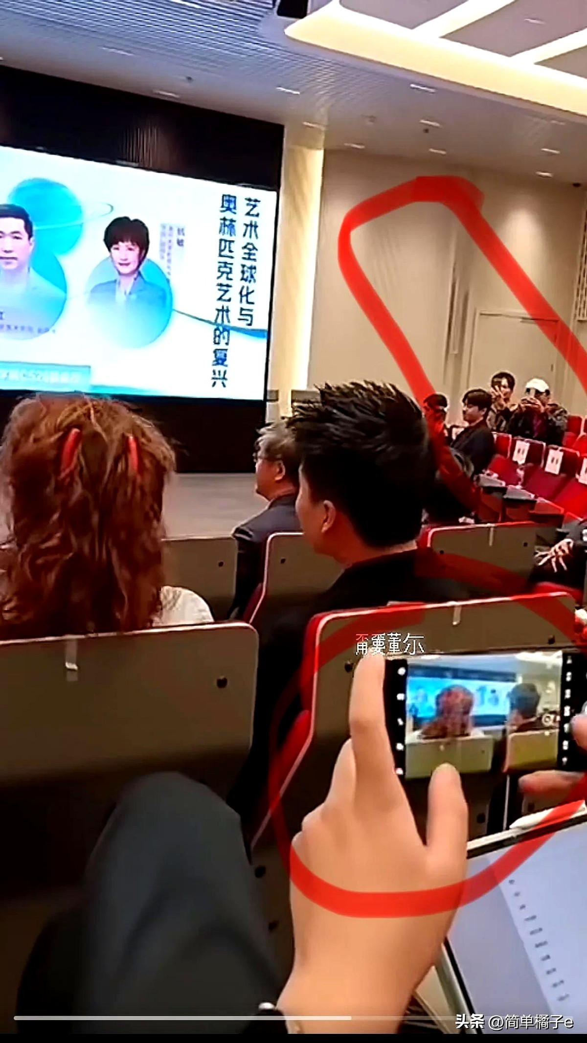 多多出评：董宇辉的铁粉丈母娘，清华分享会现场的传奇摄影师