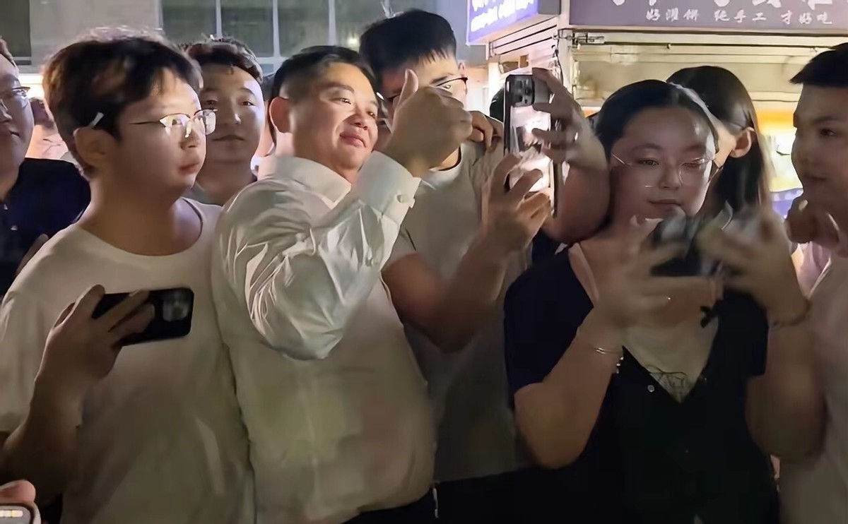 拼多多开团软件：刘强东回乡吃大排档，亲民风范让宿迁人倍感自豪