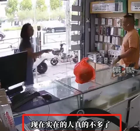 CC助手邀请码：女子手机数据线头断在店修理，老板免费帮忙取出，感动发瓜谢！