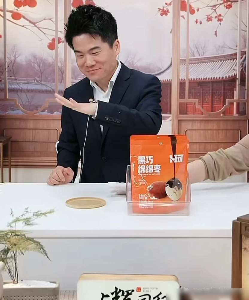 小M助手：董宇辉的“劳动人民之手”，真实美感与生命痕迹的独特魅力